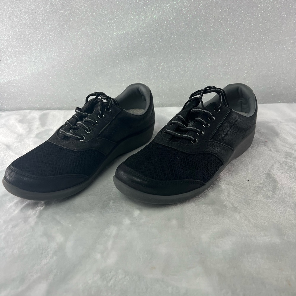 Black Clark’s size 7 1/2